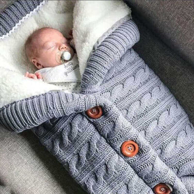 SnuggleNest – Warmer Baby-Kuschelsack für jede Jahreszeit